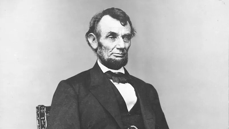 چهره آزادکننده بردگان روی بدن مدافع برده‌داری!/ وقتی تاریخ تحریف می‌شود+ عکس